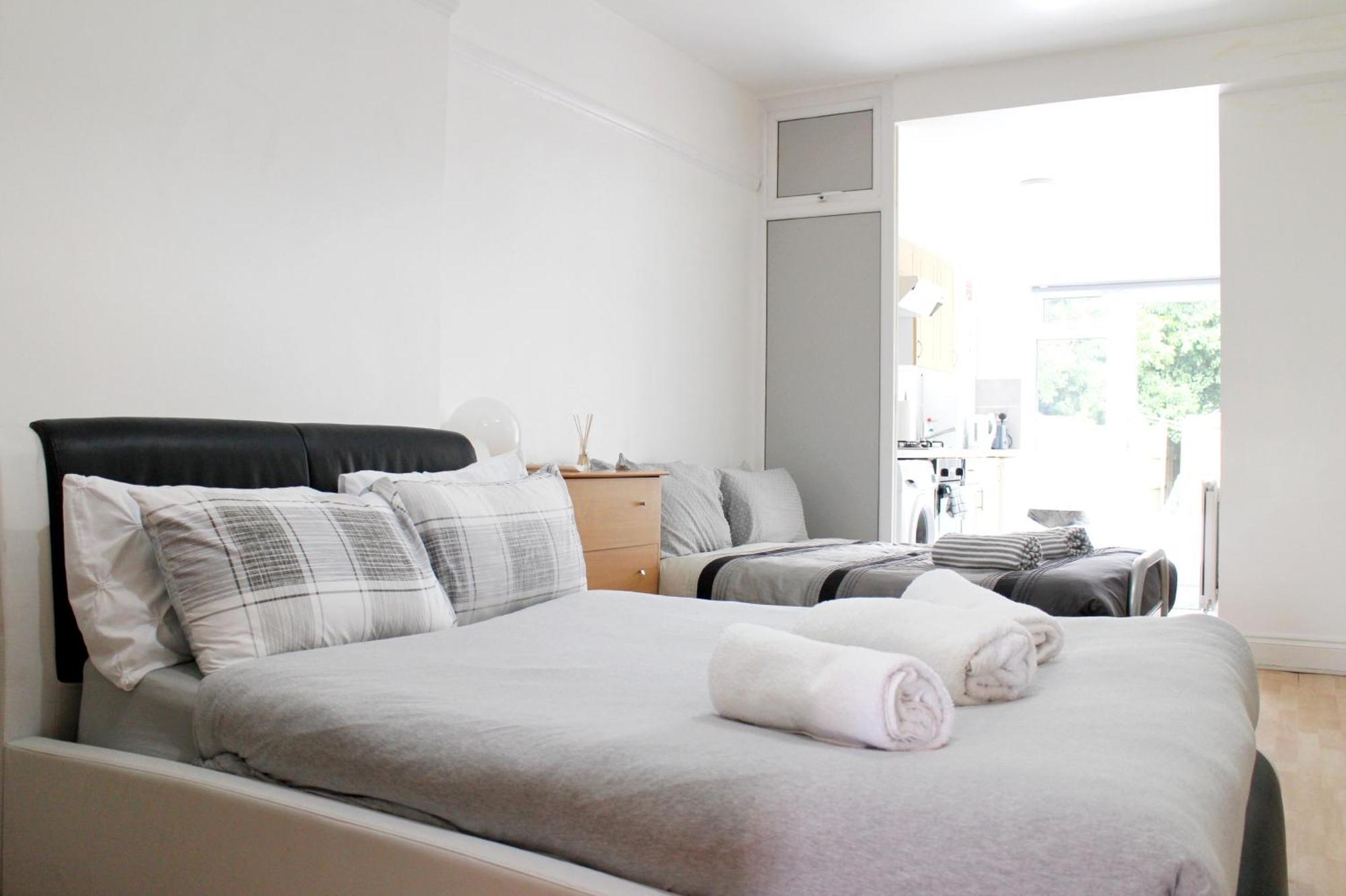 Large Studio Garden Flat On Golders Green Road 런던 외부 사진