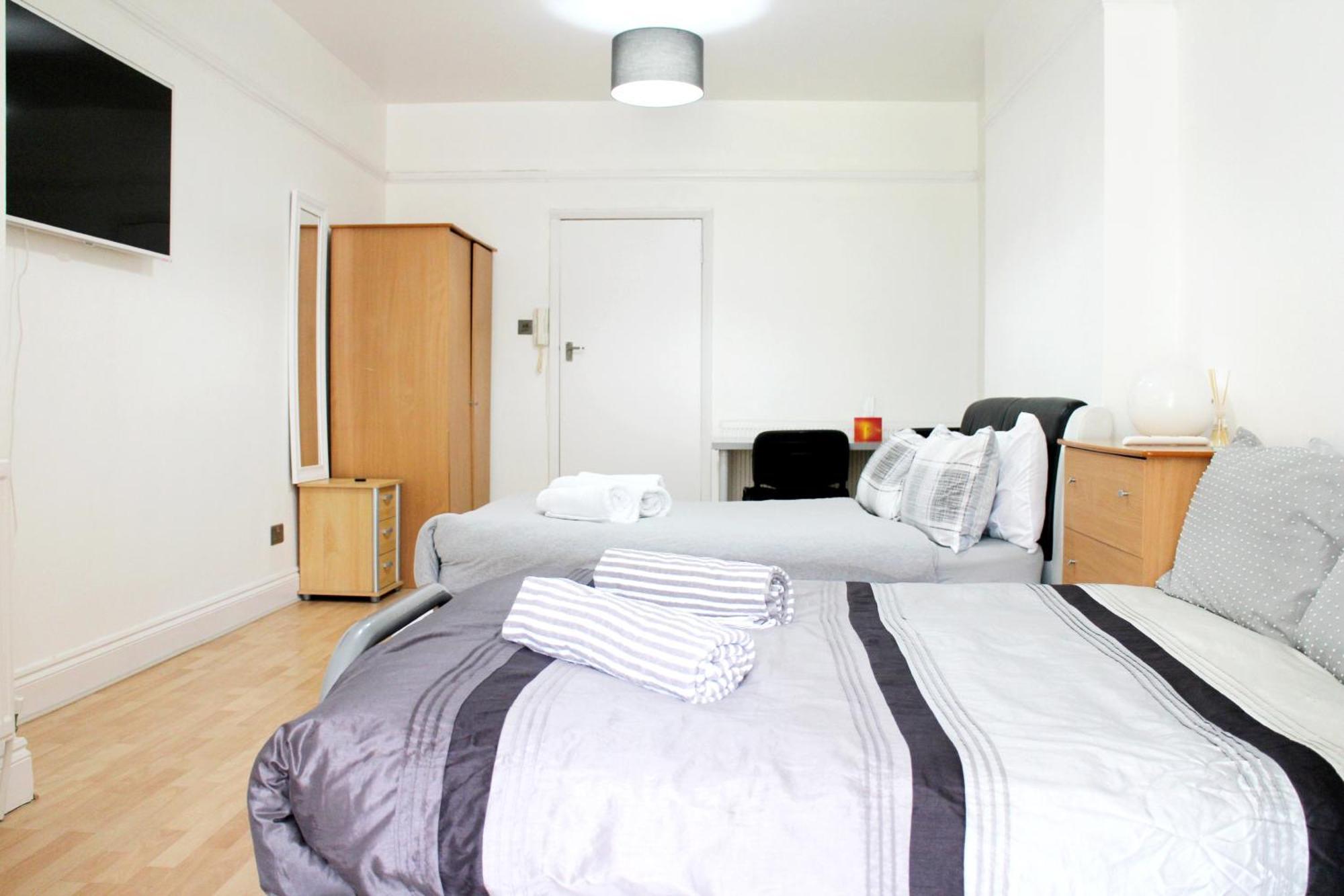 Large Studio Garden Flat On Golders Green Road 런던 외부 사진