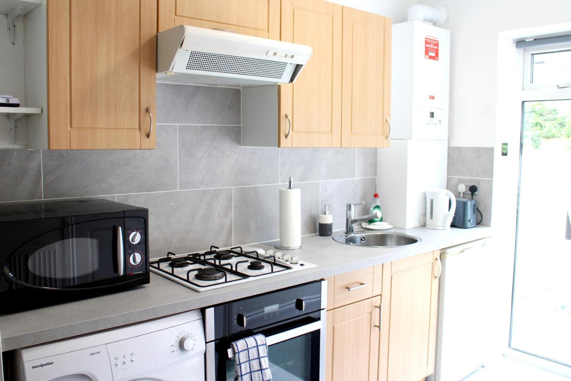 Large Studio Garden Flat On Golders Green Road 런던 외부 사진