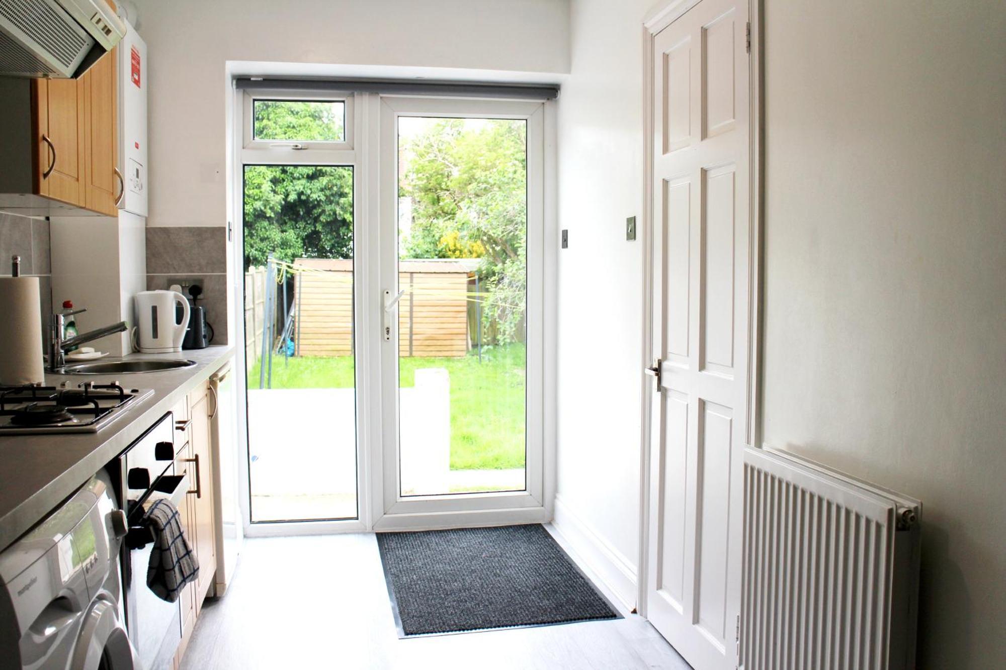 Large Studio Garden Flat On Golders Green Road 런던 외부 사진
